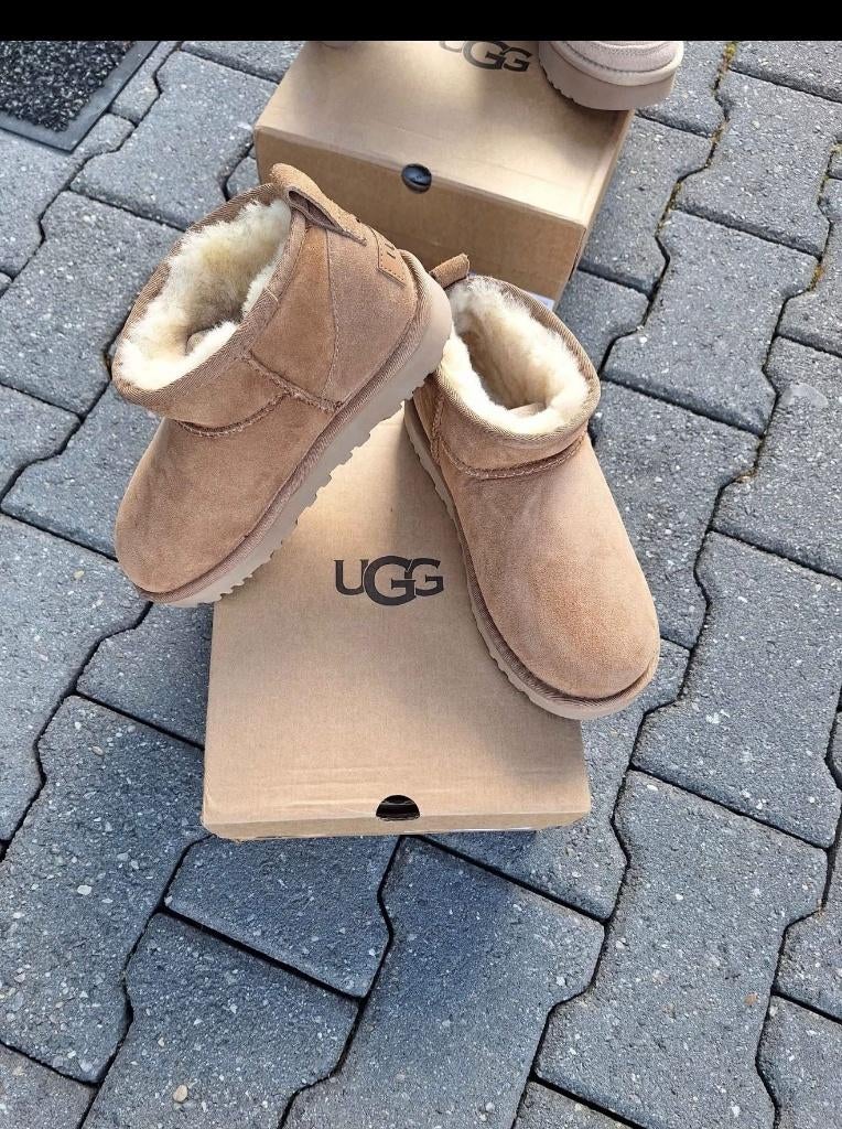 UGG laag model, Kleding | Dames, Schoenen, Ophalen of Verzenden, Nieuw, Pantoffels of Sloffen
