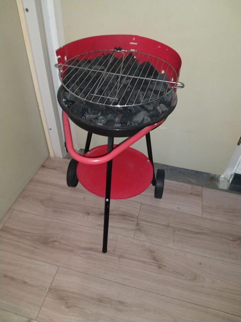 Compacte houtskool barbecue op wielen, Ophalen, Gebruikt, Onbekend