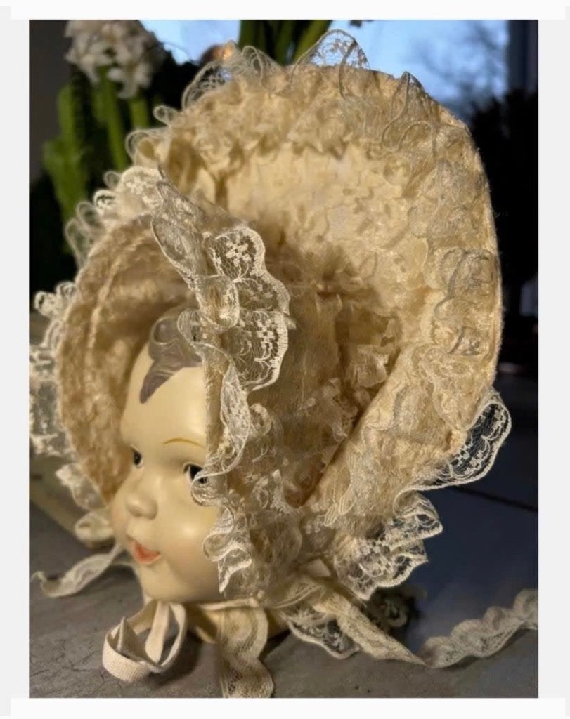 Vintage poppenmutsje, veel kant, Ophalen of Verzenden, Zo goed als nieuw, X, Kleertjes
