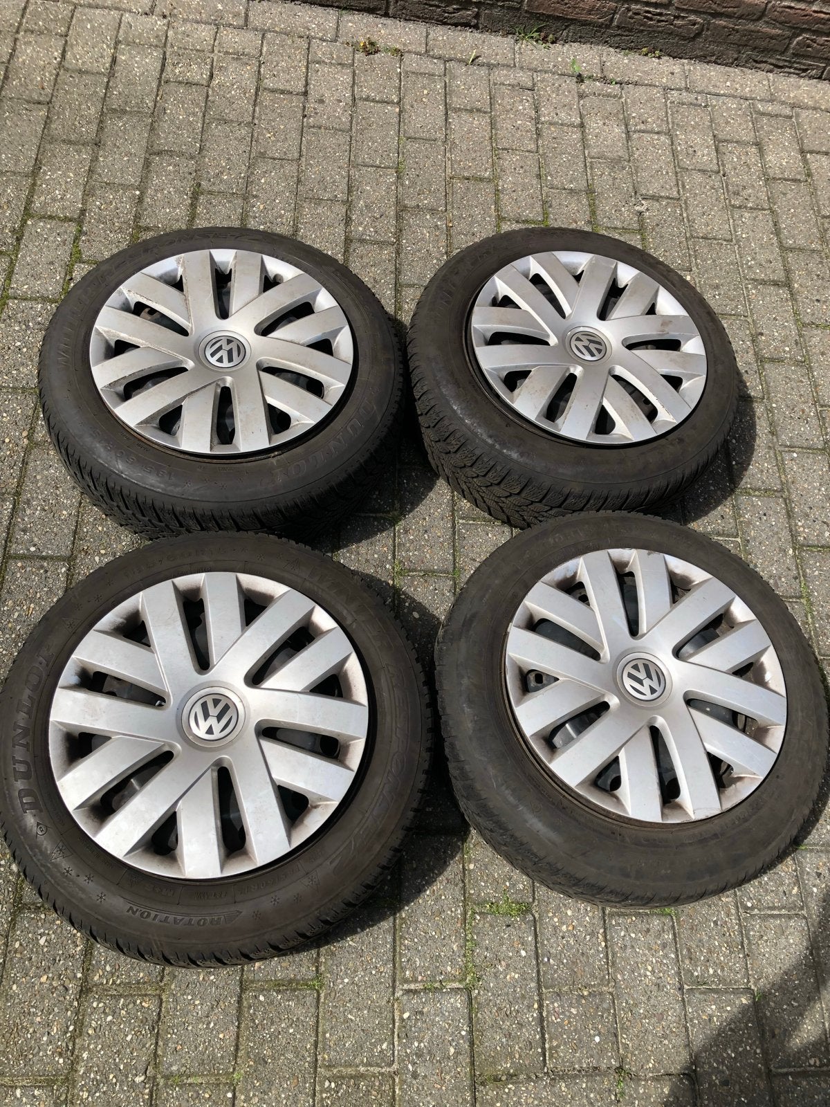 Prima Dunlop Winterbanden met Velg + VW wieldoppen 185/60R15, Ophalen, Gebruikt, 15 inch, Banden en Velgen