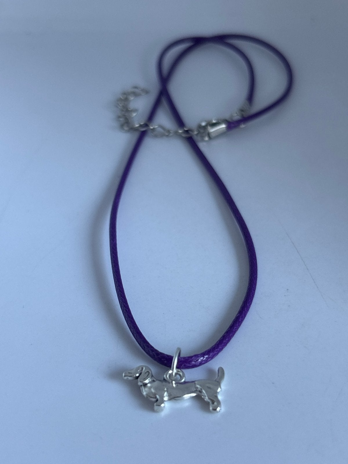 Nieuwe paarse ketting met teckel hanger, Verzenden, Paars, Nieuw, Overige materialen