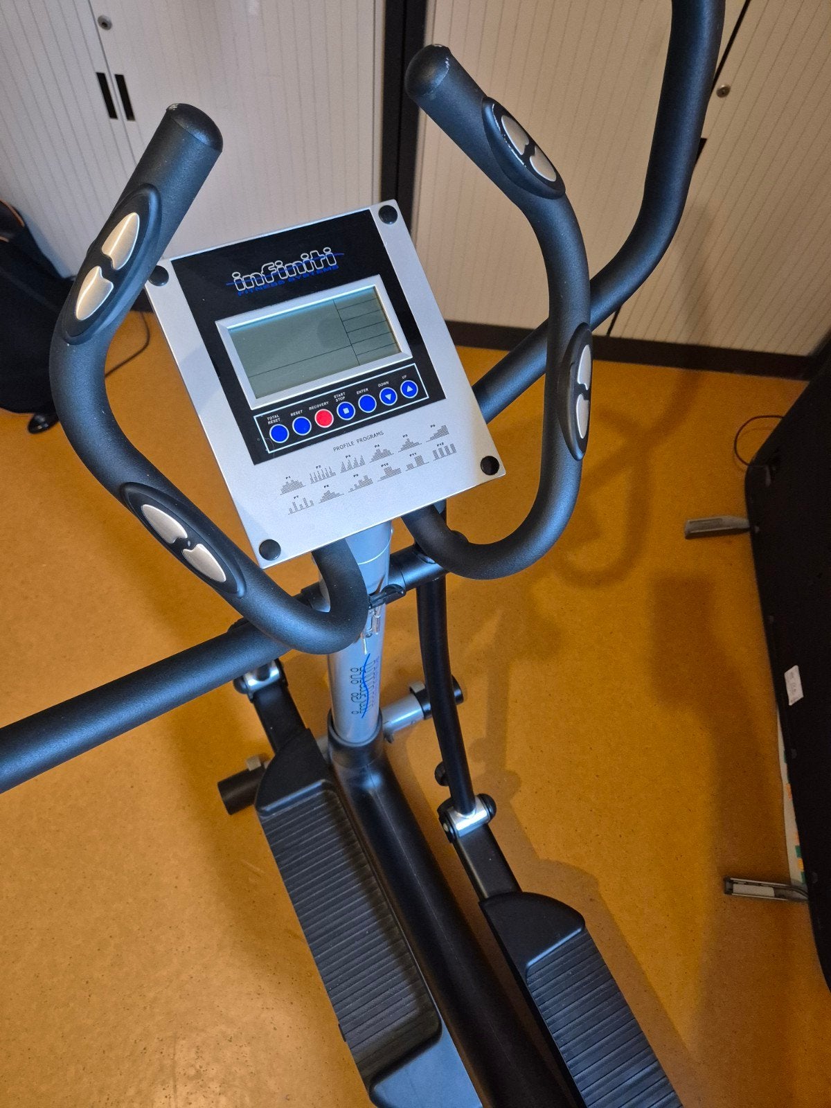 Infinity crosstrainer met 12 programma's, Sport en Fitness, Ophalen, Gebruikt, Benen, Crosstrainer