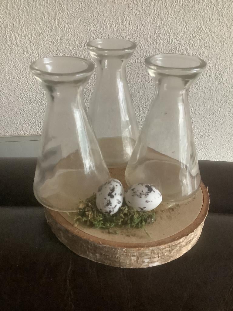 3 vaasjes op boomstam-plankje met paaseitjes; 11-13  cm hoog, Diversen, Ophalen of Verzenden, Zo goed als nieuw