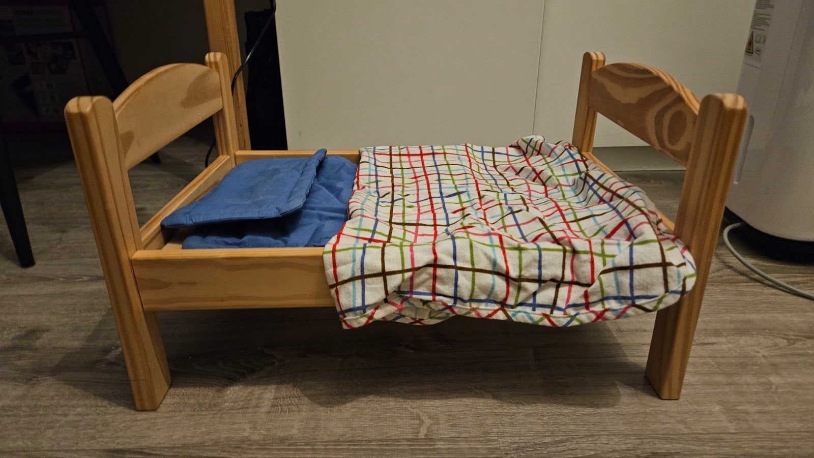 IKEA Poppenbedje met Beddengoed - Zo goed als nieuw, Kinderen en Baby's, Speelgoed | Poppen, Ophalen, Zo goed als nieuw, Babypop