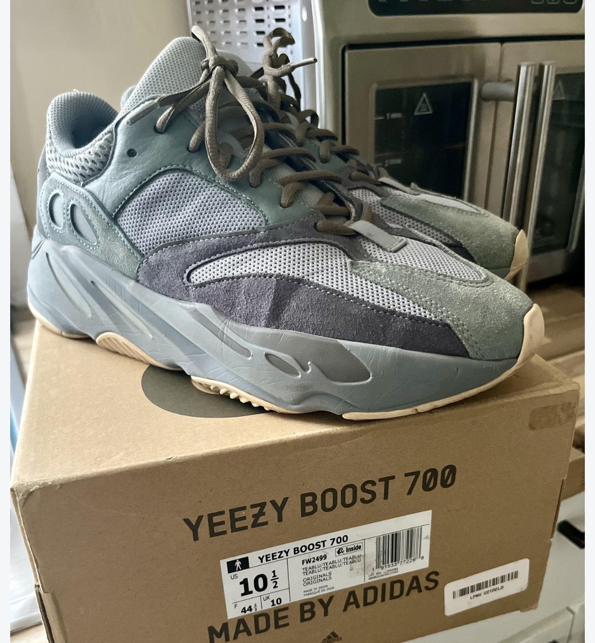 Yeezy Boost 700 'Teal Blue' Sneakers - Maat 44 1/2, Ophalen of Verzenden, Zo goed als nieuw, Blauw, Sneakers of Gympen