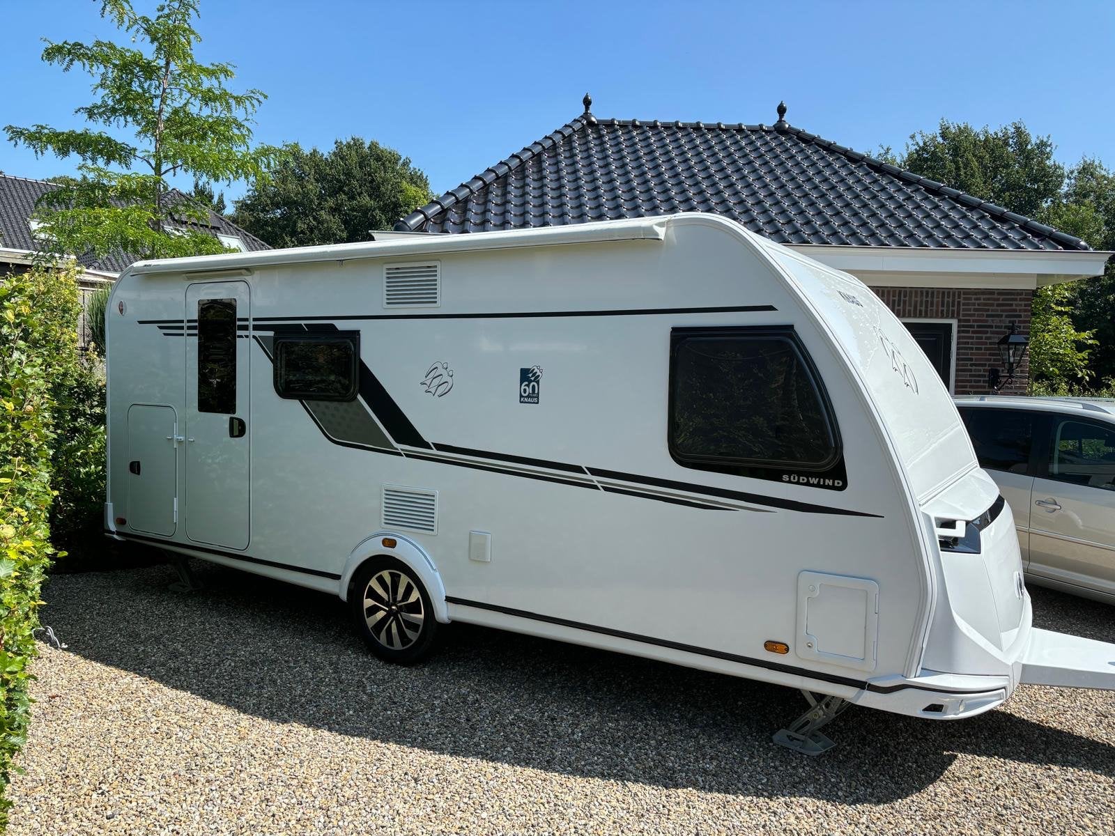 KNAUS SÜDWIND 540 FDK - 2023 - stapelbed-luifel-garagedeur, 7 tot 8 meter, Kachel, Treinzit, Particulier