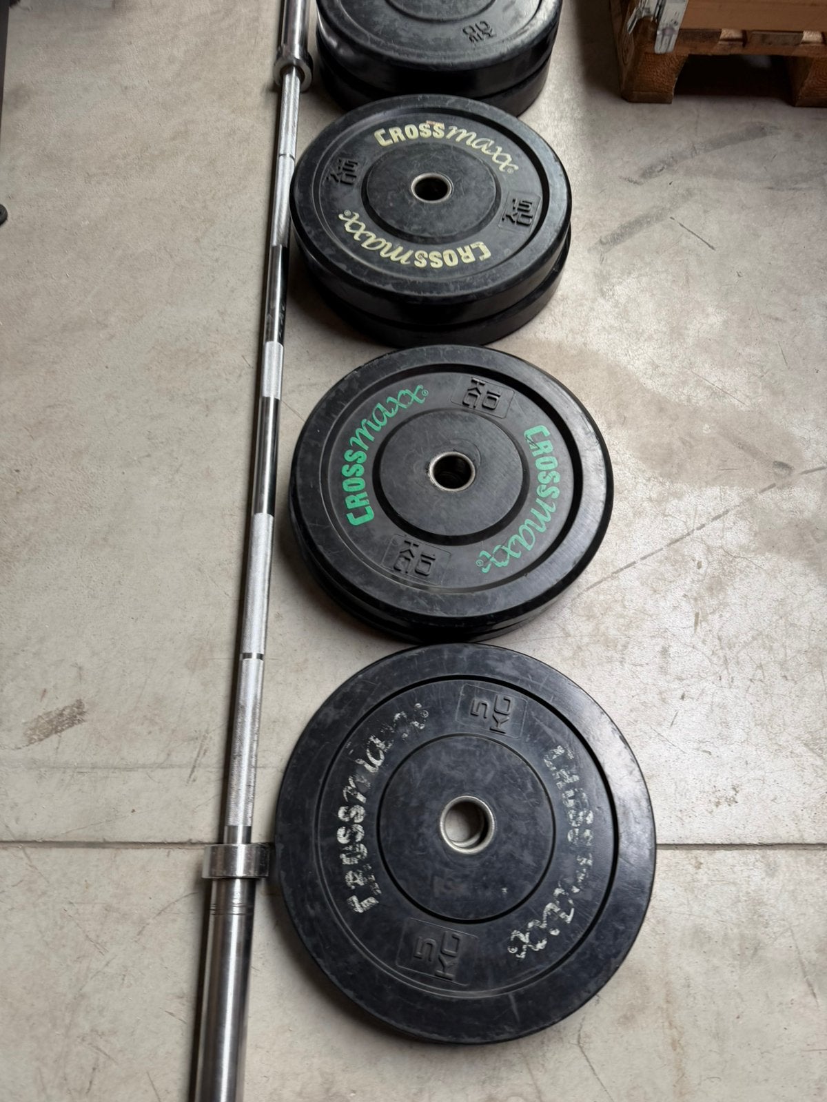 100kg Crossmaxx Bumperplates + Olympische Barbell 220cm, Ophalen, Zo goed als nieuw