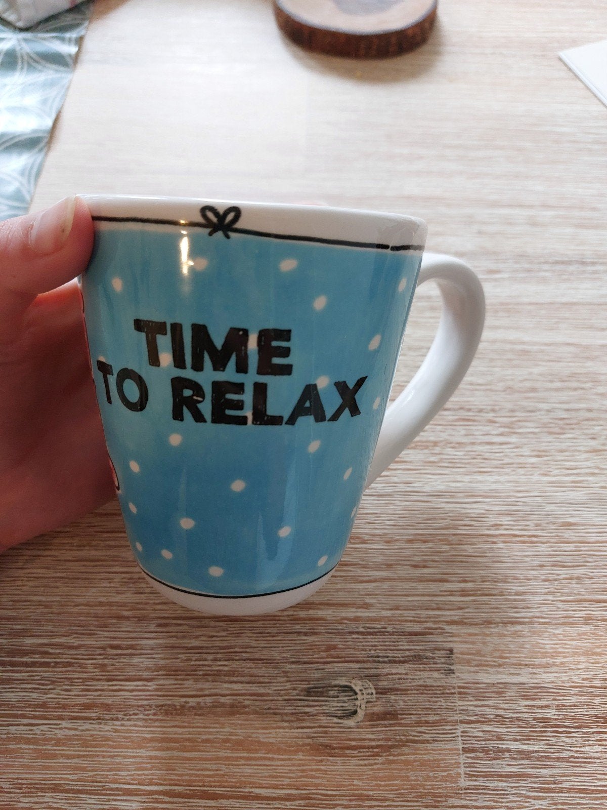 Blond theemok met 'Time to Relax' opdruk, Ophalen of Verzenden, Zo goed als nieuw, Aardewerk