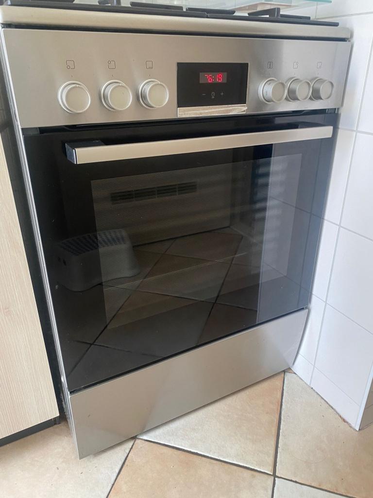 Te koop Bosch gasfornuis met oven, Witgoed en Apparatuur, Fornuizen, Ophalen, 4 kookzones, Zo goed als nieuw, Gas