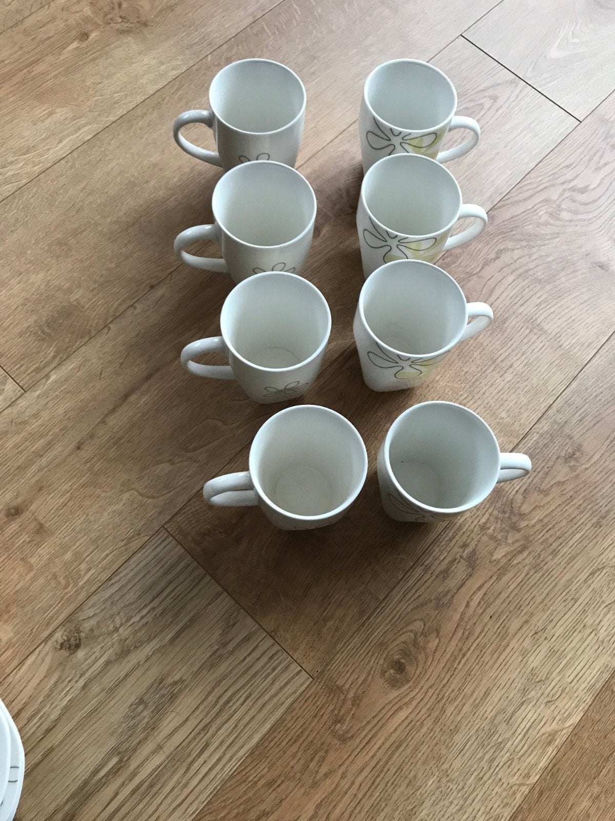 Set van 8 witte mokken met bloemmotief, Ophalen of Verzenden, Zo goed als nieuw, Overige stijlen, Kop(pen) en/of Schotel(s)