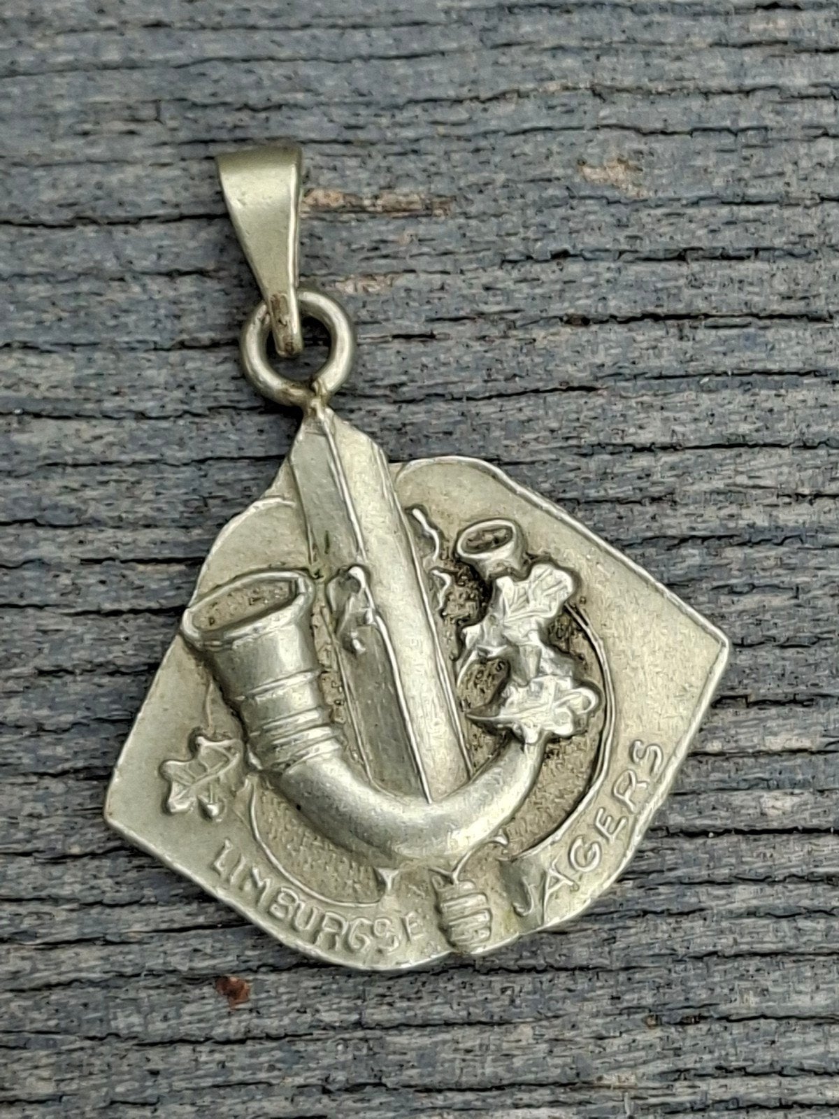 Limburgse Jagers embleem kettinghanger/bedel, Verzamelen, Ophalen of Verzenden, Landmacht, Nederland, Embleem of Badge