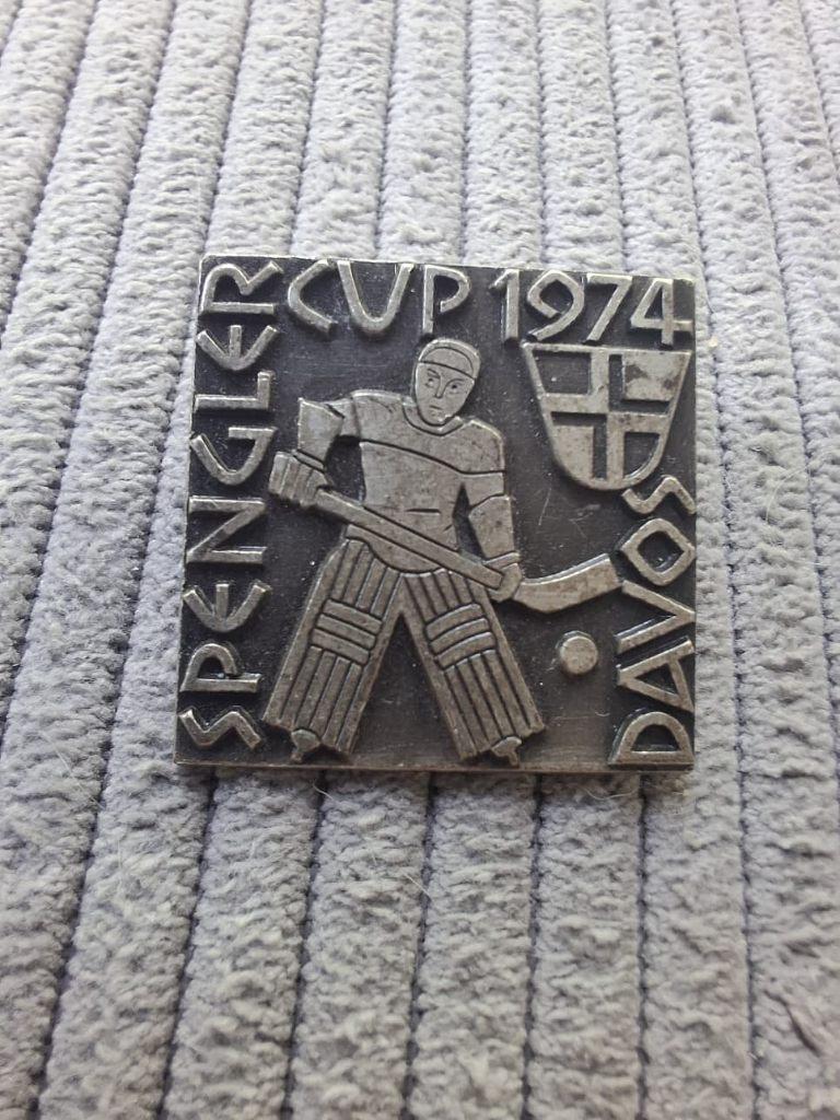 Speld Spengler Cup IJshockey 1974 Davos, Verzenden, Zo goed als nieuw, Sport