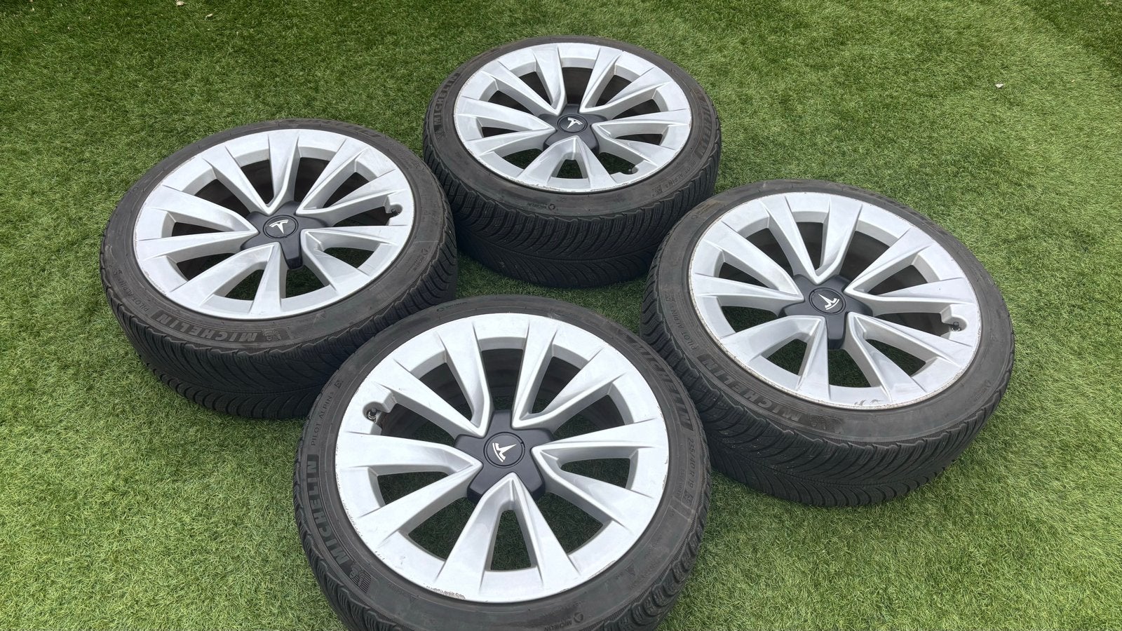 Tesla Model 3 19 inch velgen met Michelin winterbanden Tpms, Gebruikt, Banden en Velgen, Winterbanden, 235 mm