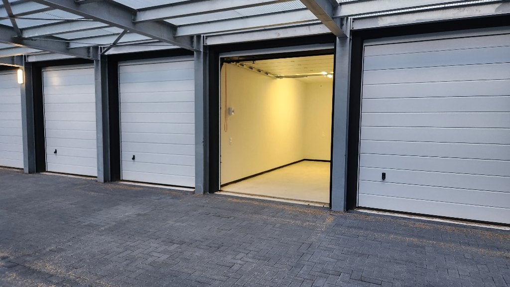 Te huur moderne garageboxen/opslagboxen in Breda 18m2 / 21m2, Auto diversen