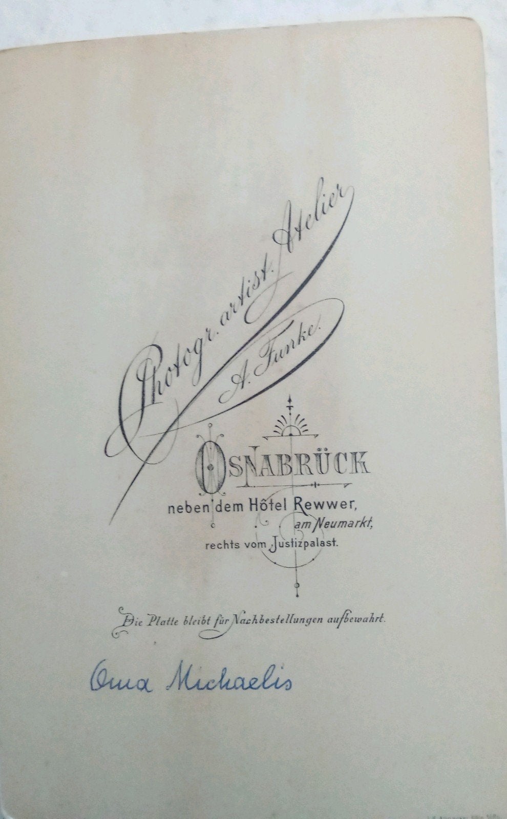 Antieke Foto: Vrouw leest brief, Atelier G. Funke Osnabrück, Gebruikt, Foto, Ophalen of Verzenden, Voor 1940