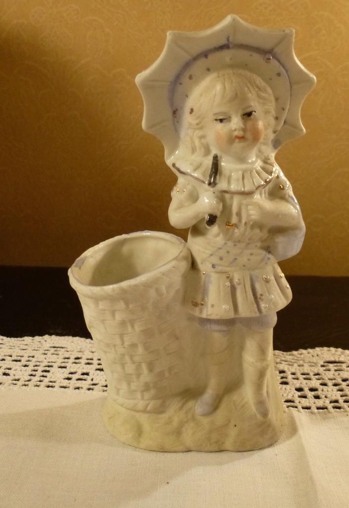 Biscuit porselein beeldje meisje met parasol * Nous Deux*, Antiek en Kunst, Curiosa en Brocante, Ophalen of Verzenden