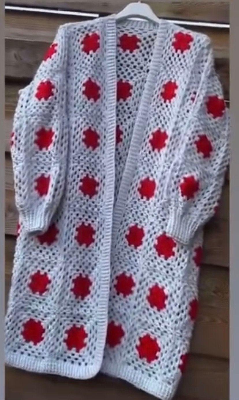Unieke gehaakte vest met rode bloemmotieven, Ophalen of Verzenden, Nieuw, Maat 46/48 (XL) of groter, Meerkleurig