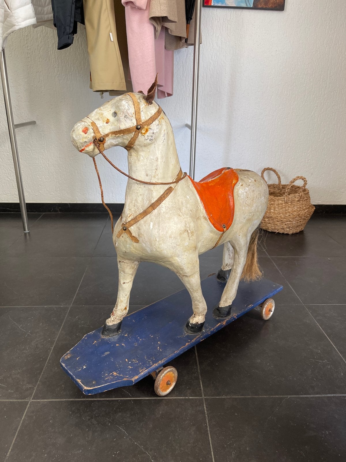 Antiek houten speelgoedpaard op wielen, Ophalen