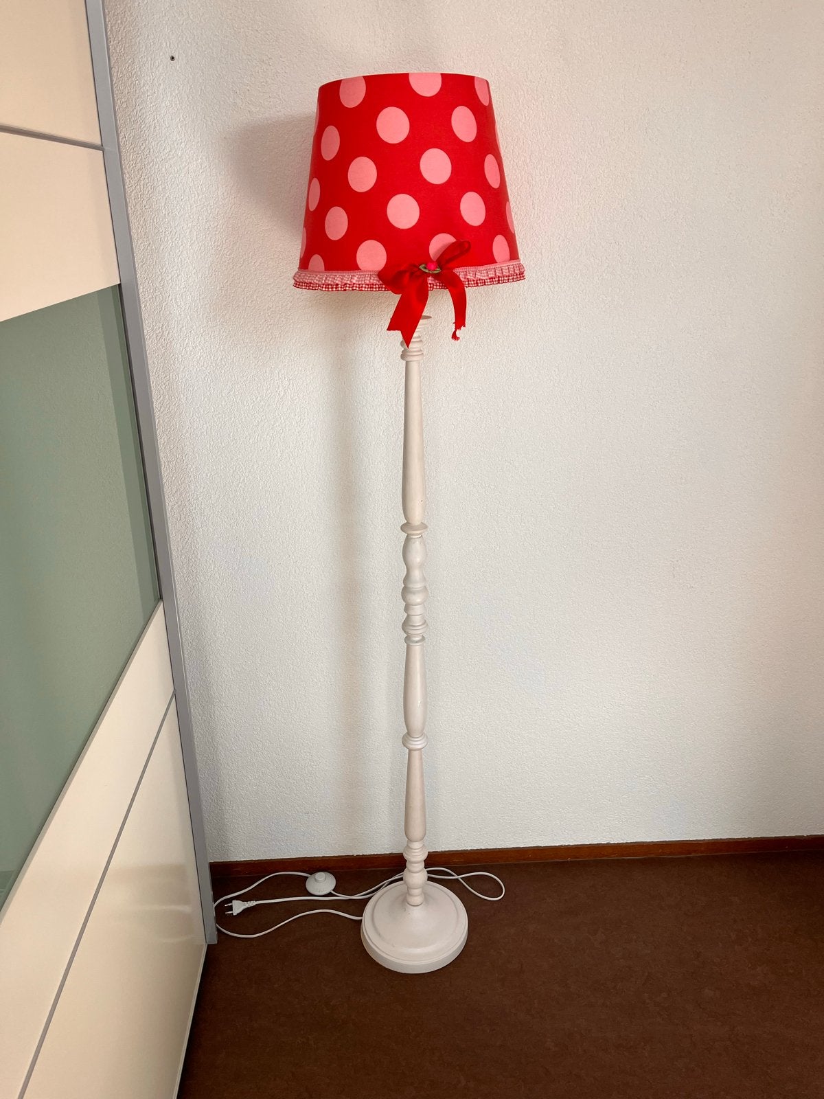 Vrolijke staande Saartje Prum lamp met rode kap en stippen, Huis en Inrichting, Ophalen, Gebruikt, Hout, 150 tot 200 cm