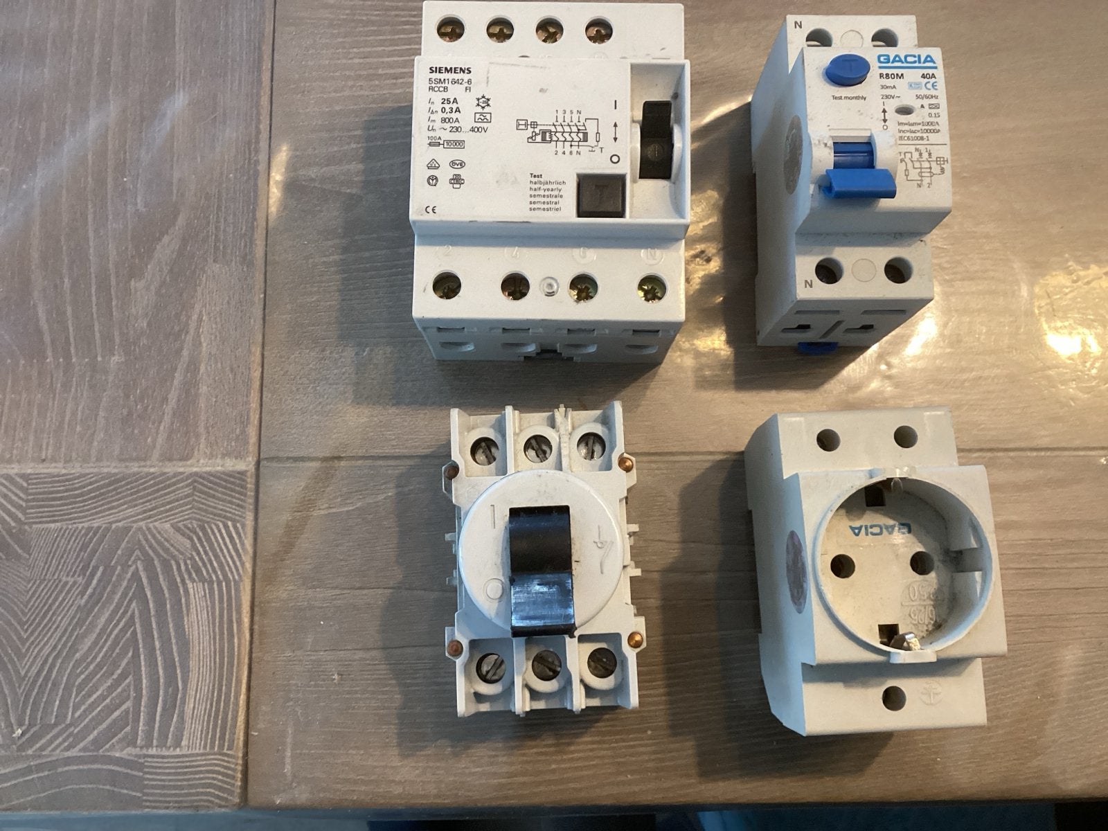 Siemens Aardlekschakelaar en Gacia Aardlekautomaat, Doe-het-zelf en Verbouw, Ophalen of Verzenden, Gebruikt, Siemens, Aardlekautomaat