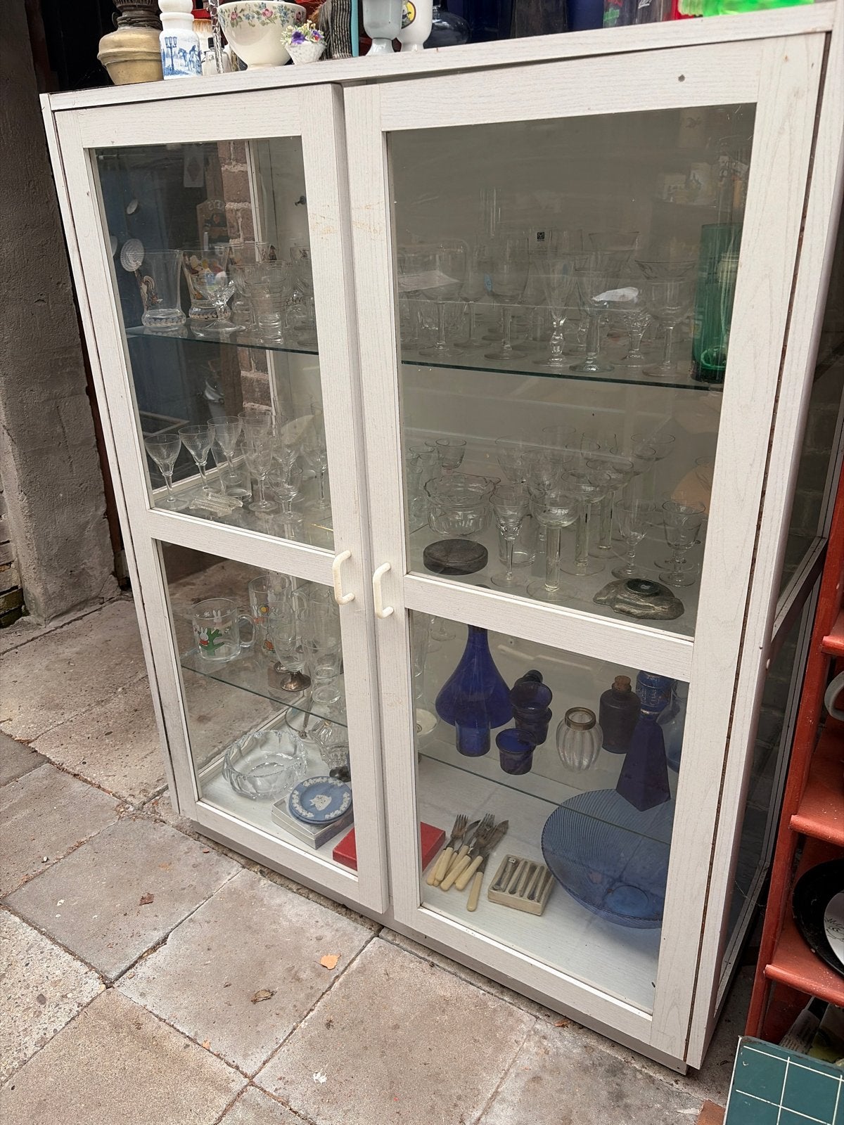 Glazen vitrinekast met schuifdeuren, Huis en Inrichting, Kasten | Vitrinekasten, Ophalen, Gebruikt, 100 tot 150 cm, 50 tot 100 cm
