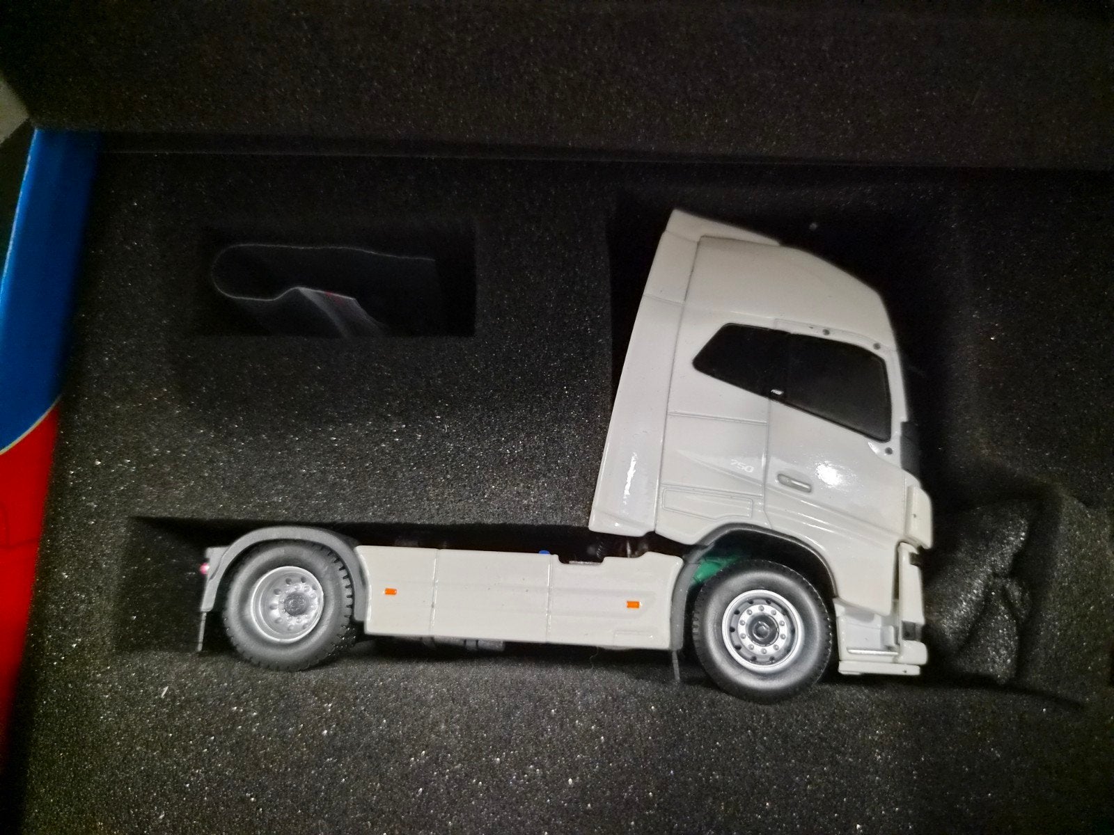 Witte volvo truck