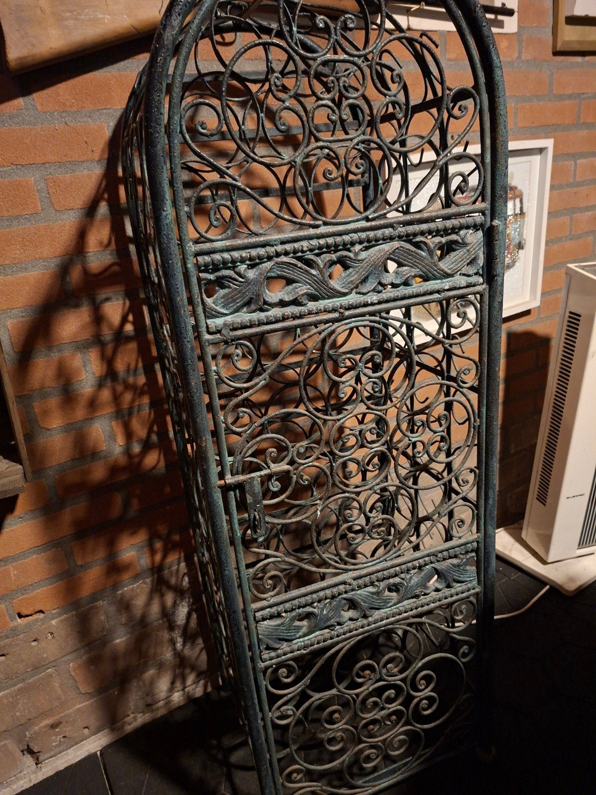 Antiek smeedijzeren wijnrek - Decoratief en functioneel, Ophalen, Hout