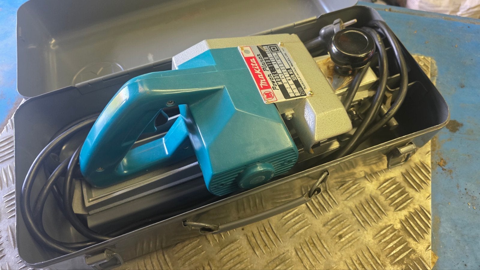 Makita Power Planer 1100 in nieuwstaat met vlakbankstandaard, Ophalen of Verzenden, Zo goed als nieuw, 600 tot 1200 watt, Overige typen