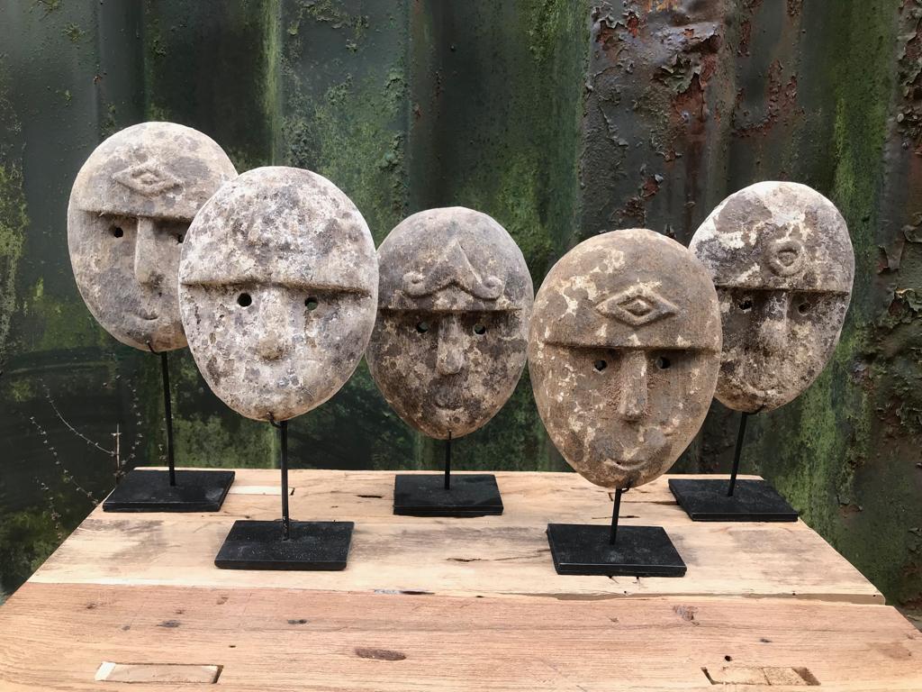 Java maskers op voet houtsnijwerk Indonesie klein, Antiek en Kunst, Kunst | Beelden en Houtsnijwerken, Ophalen of Verzenden