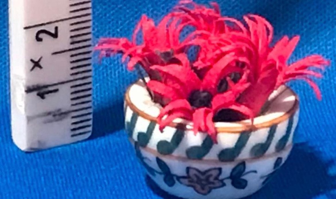 Miniatuur Bloempot met Rode Bloemen voor poppenhuis, Ophalen of Verzenden, Zo goed als nieuw, Decoratie