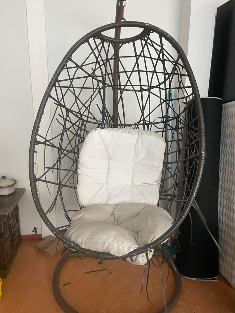 Hangstoel Ei met beschadiging - opknapper, Ophalen, Gebruikt