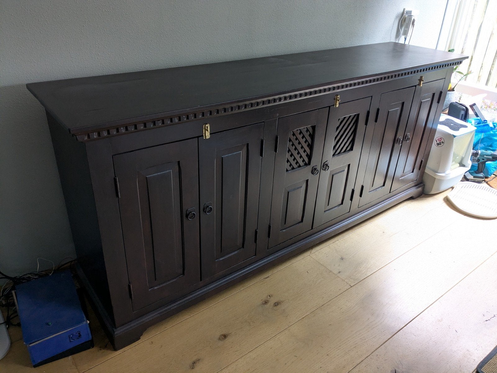 T.E.A.B. donkerbruin houten dressoir, Huis en Inrichting, Kasten | Dressoirs, Gebruikt, Ophalen of Verzenden, 200 cm of meer, 25 tot 50 cm