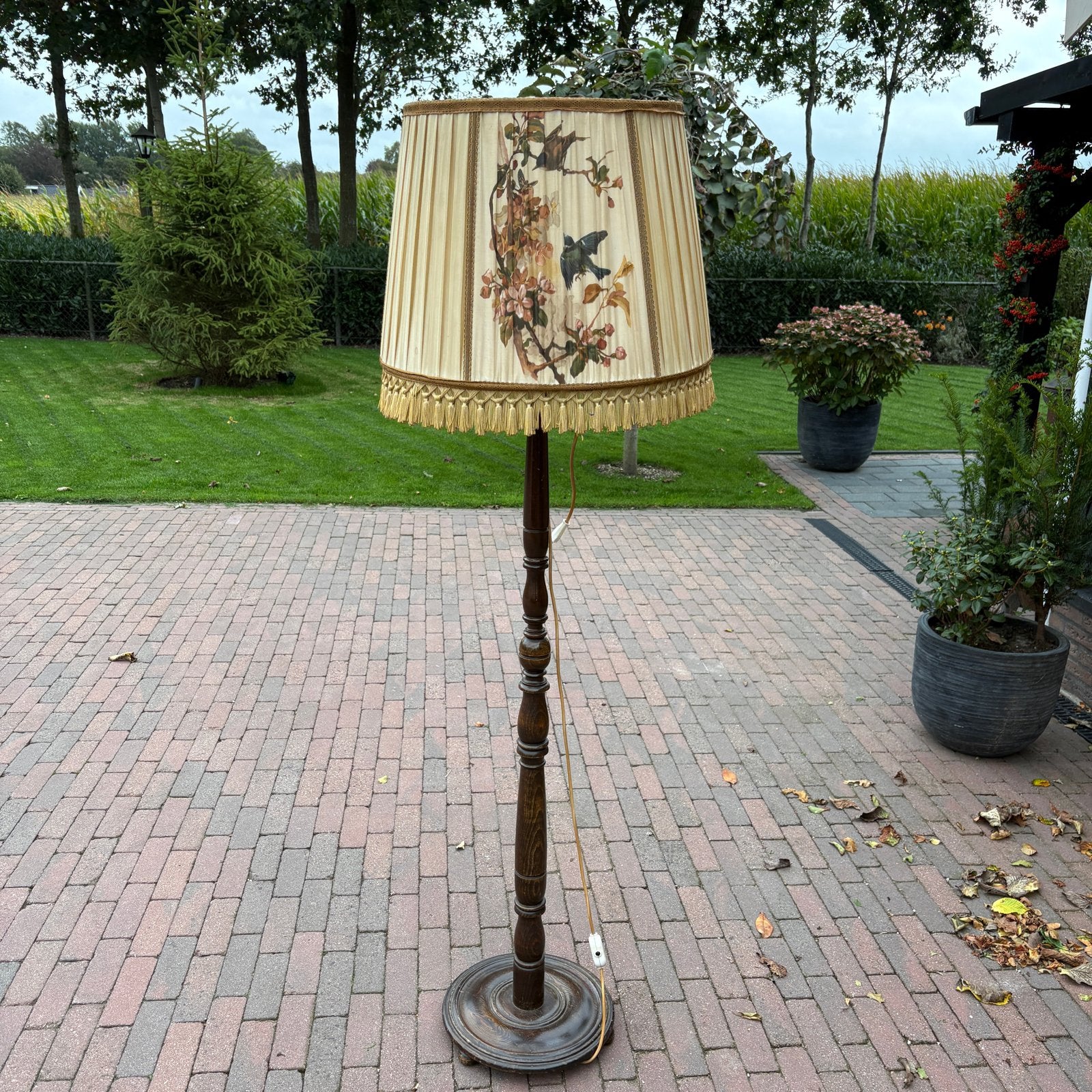 Vintage staande lamp met gedetailleerde kap en houten voet, Ophalen of Verzenden