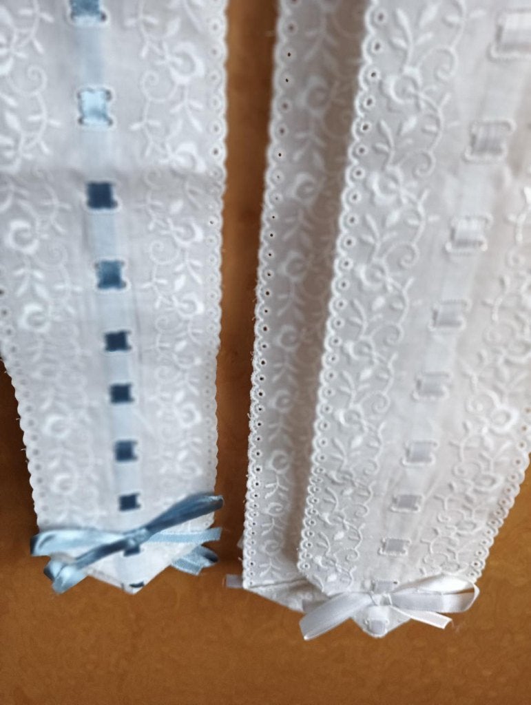 2 linten van kant. Blauw-wit en Wit-wit  lengte 150 cm, Hobby en Vrije tijd, Naaien en Fournituren, Ophalen of Verzenden, Nieuw