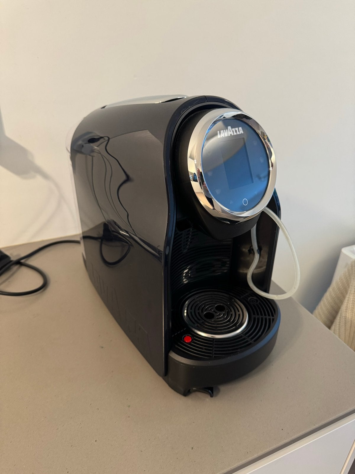 Lavazza A Modo Mio Jolie & Milk Koffiezetapparaat.    Zwart, Witgoed en Apparatuur, Ophalen, Espresso apparaat, Zo goed als nieuw