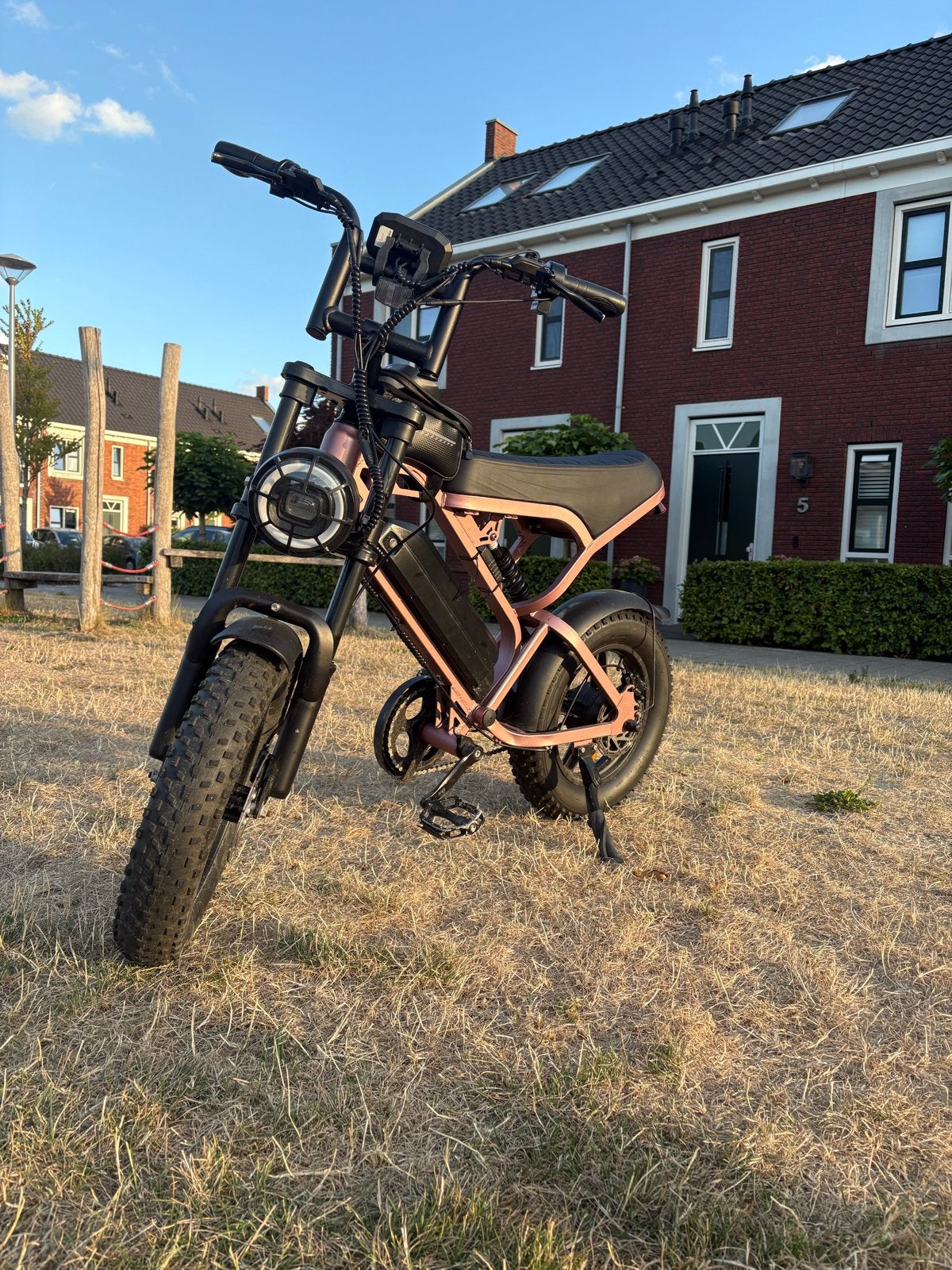 Roze/Zwarte E-bike met dikke banden en slot, Fietsen en Brommers, Elektrische fietsen, Zo goed als nieuw, 51 tot 55 cm, 50 km per accu of meer