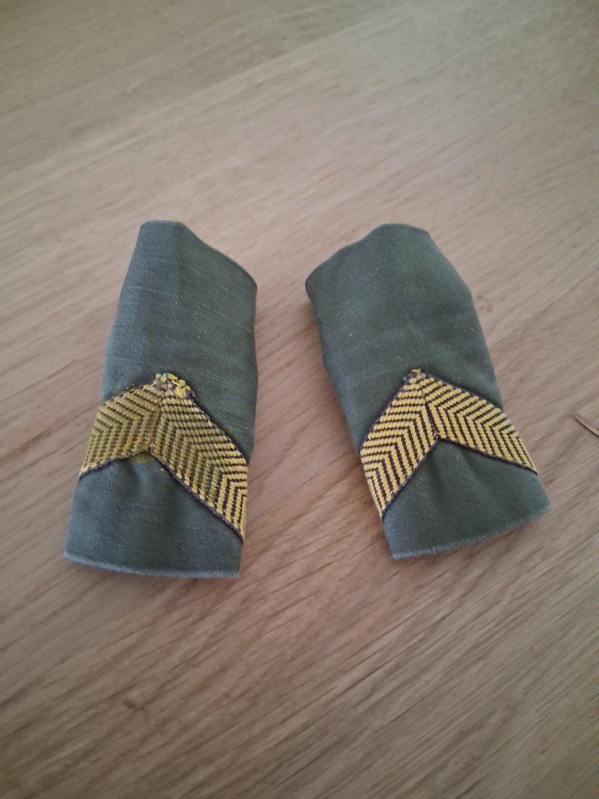Korporaalstrepen KL jaren '80 - Landmacht, Verzamelen, Militaria | Algemeen, Ophalen of Verzenden, Landmacht, Nederland, Embleem of Badge