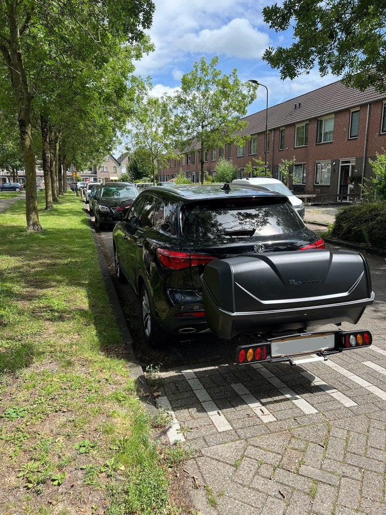 Te huur: Kantelbare Trekhaakkoffer 340L incl. fietsendrager., Ophalen, Zo goed als nieuw