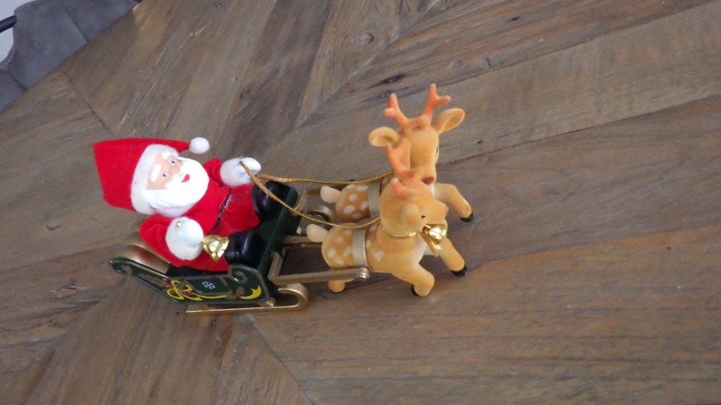 leuke kerstman op slee met muziekdoosje, Ophalen of Verzenden, Gebruikt
