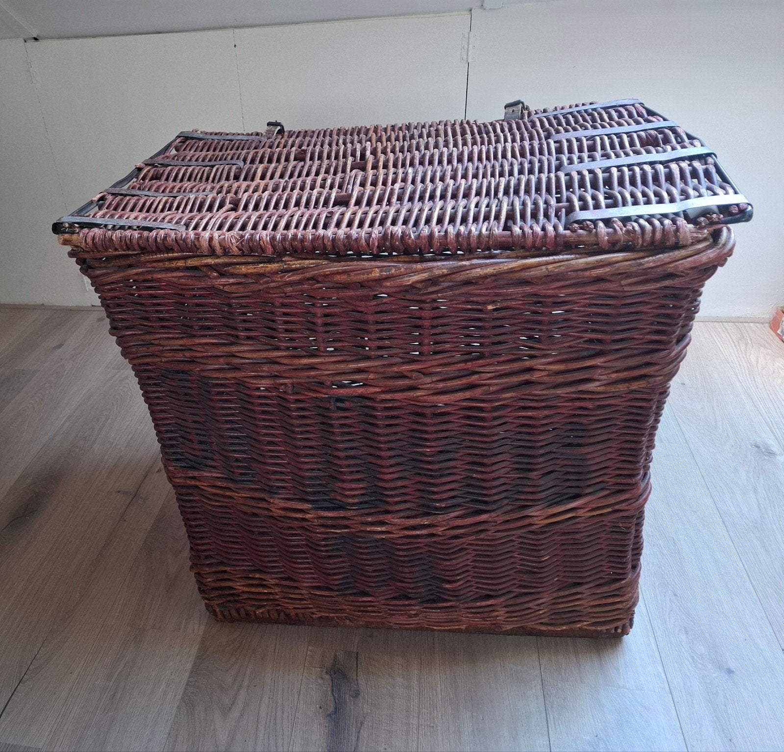 Grote rieten mand met deksel - Vintage opbergmand, Huis en Inrichting, Ophalen, Overige materialen, Gebruikt, Gevlochten