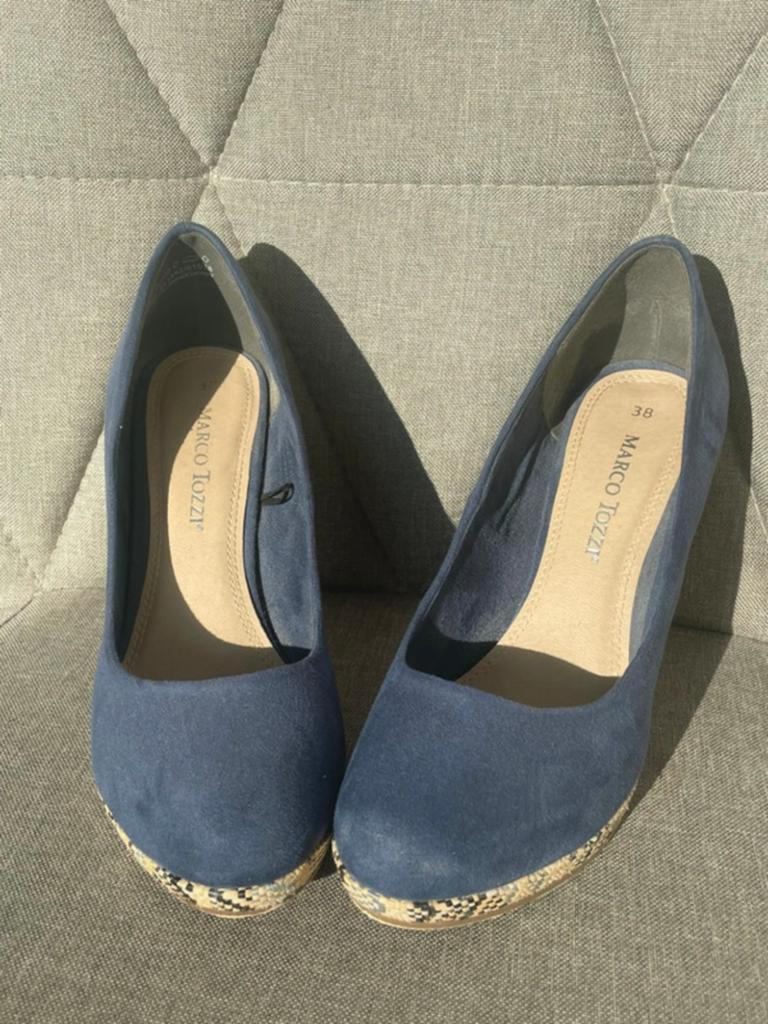 Marco Tozzi pumps blauw met gevlochten hak maat 38, Pumps, Blauw, Ophalen of Verzenden, Zo goed als nieuw