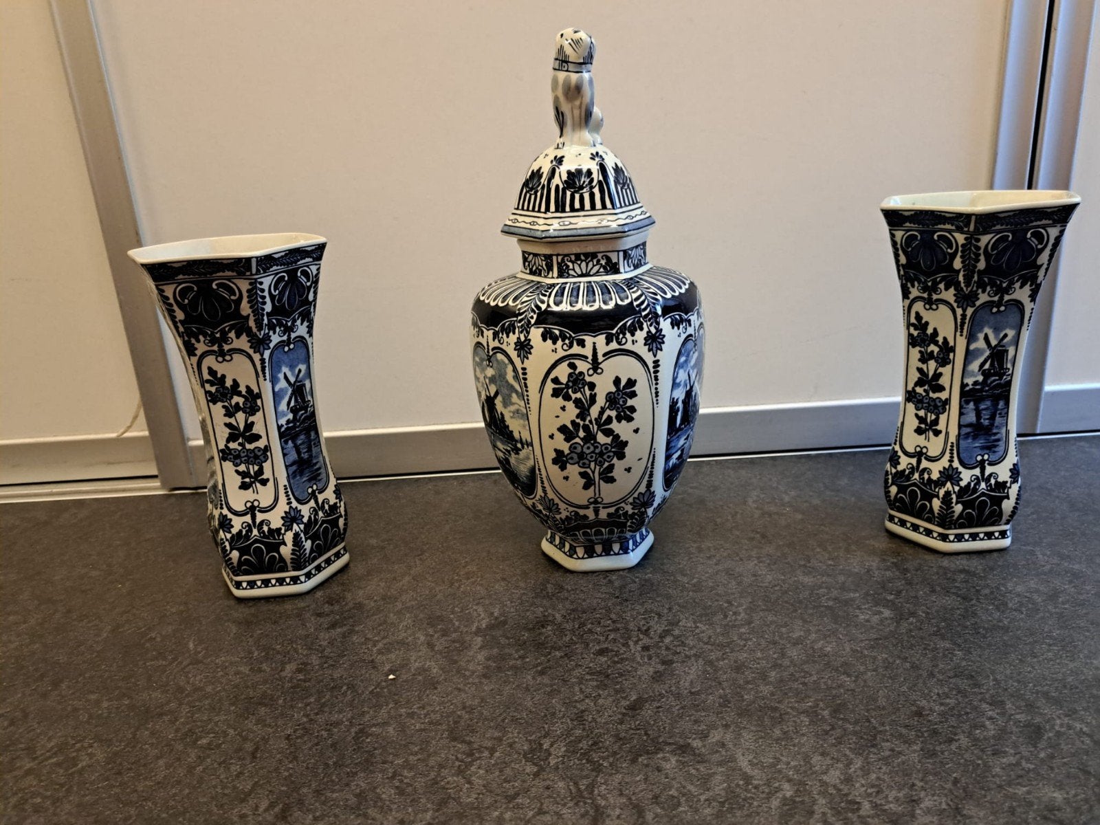 Delfts Blauw vazen set (kaststel) 2 vazen en 1 gemberpot, Antiek en Kunst, Ophalen