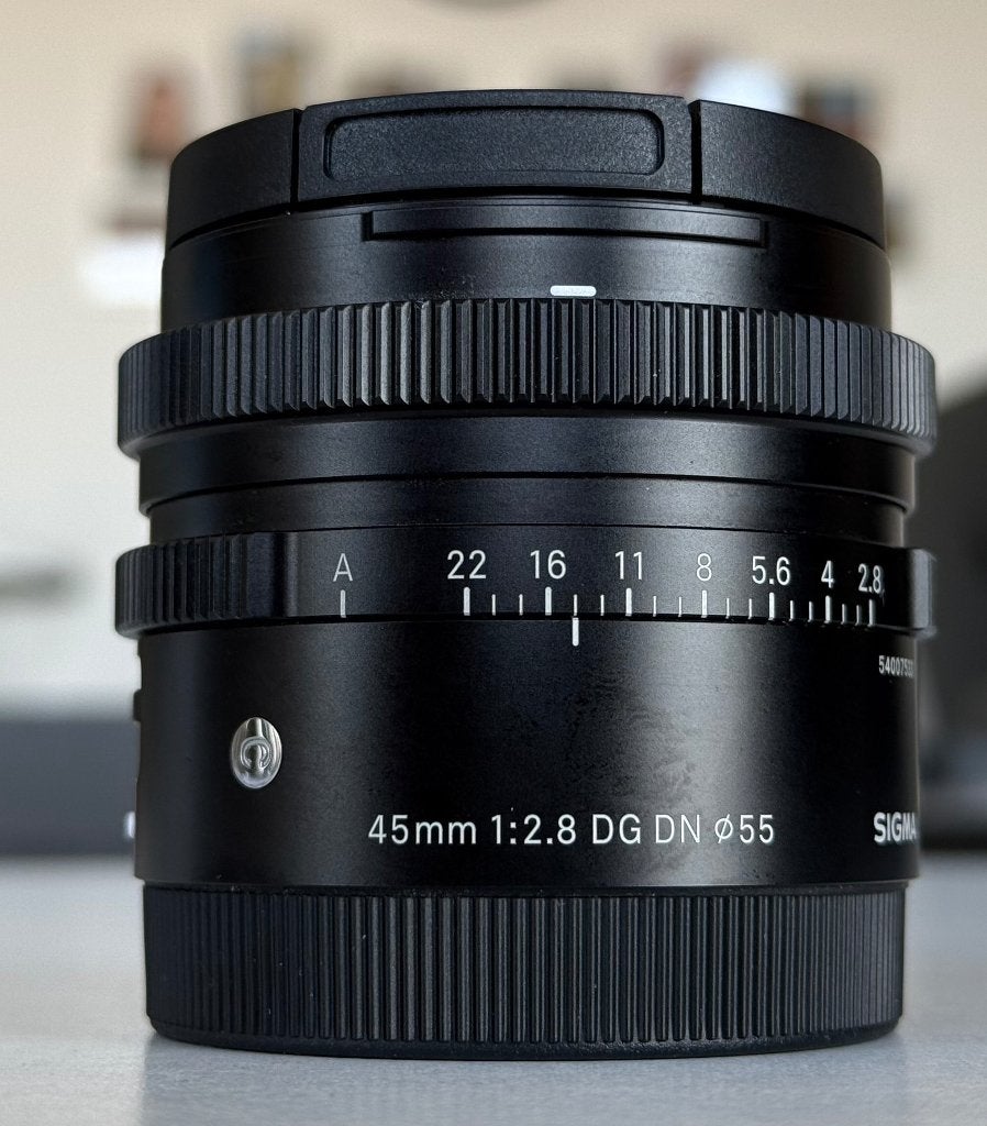 Sigma 45 mm f/2.8 + accessoires, Ophalen, Zo goed als nieuw, Standaardlens