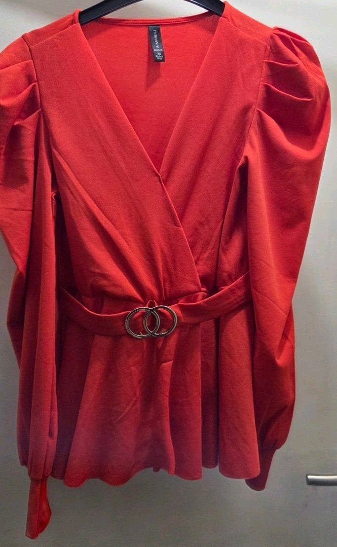 Amisu Rode Blouse met Pofmouwen en Riem - Maat XS, Ophalen of Verzenden, Zo goed als nieuw, Lange mouw, Maat 34 (XS) of kleiner