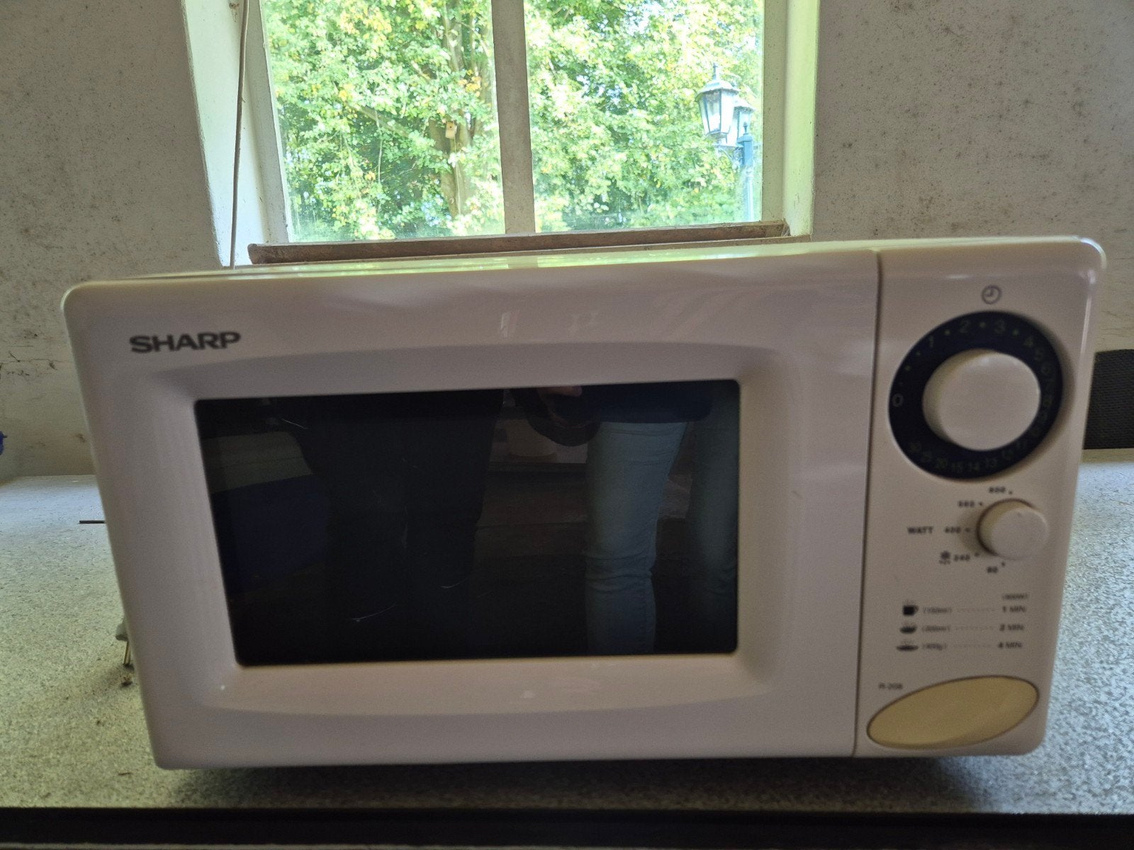 Sharp R-208(W) Magnetron - Wit, 800W, Witgoed en Apparatuur, Ophalen, Gebruikt, Magnetron, Draaiplateau
