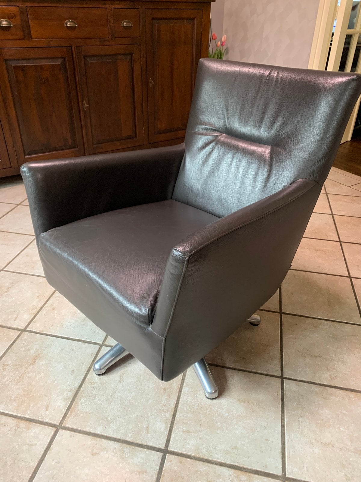Zwart leren draaifauteuil, Ophalen, Minder dan 75 cm, Zo goed als nieuw, Leer