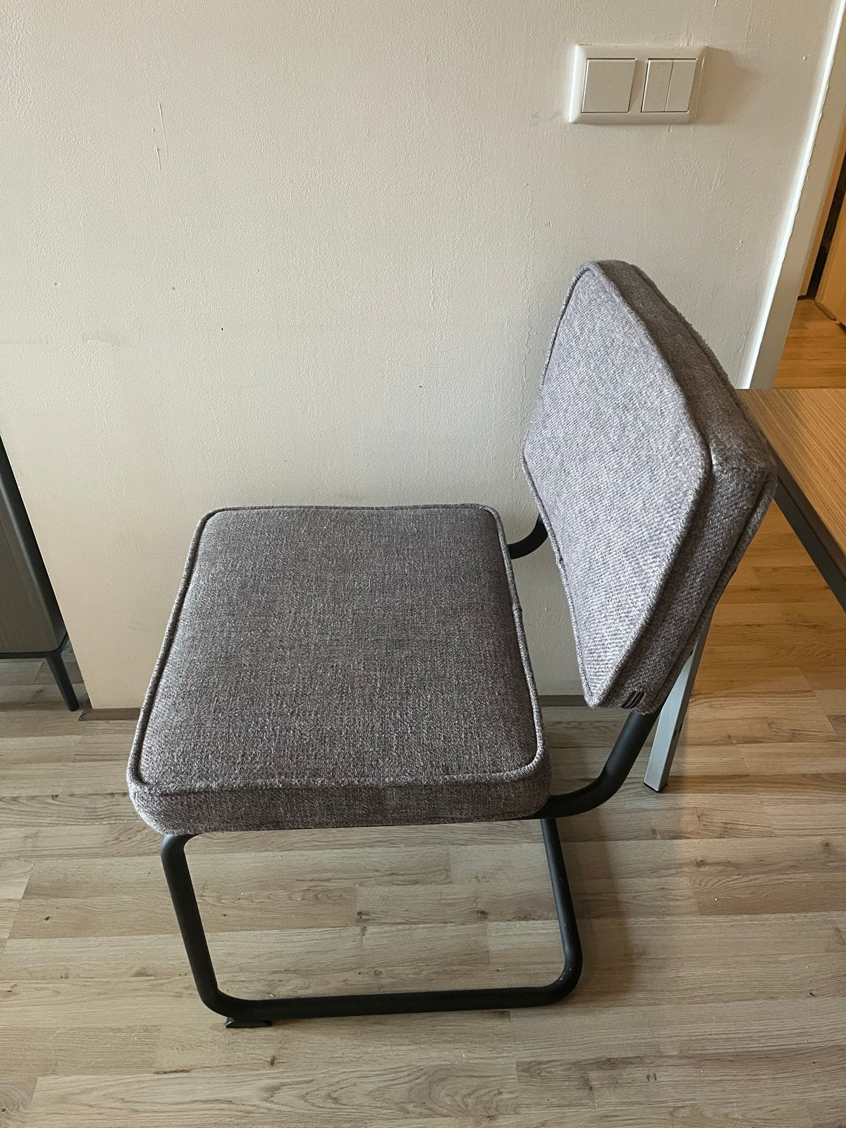 Set van 2 DOK2 eetkamerstoelen - Grijs stof, Gebruikt, Twee, Ophalen of Verzenden, Stof