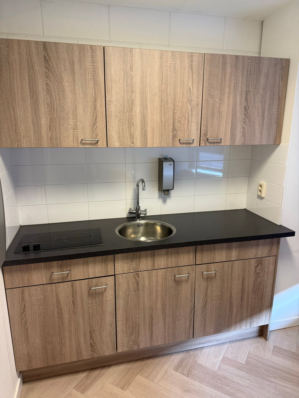 Compacte keuken met kookplaat en spoelbak. Perfecte staat, Ophalen, Gebruikt, Enkelwandige keuken, Kunststof