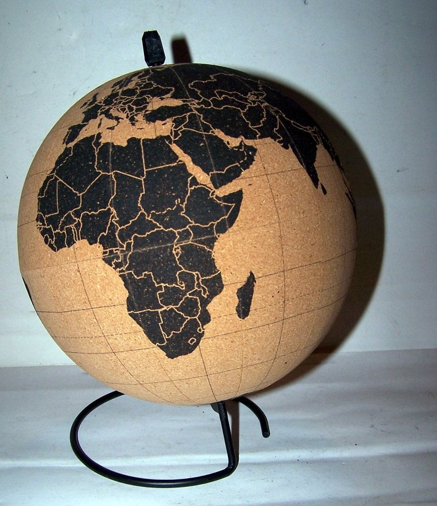Design wereldbol/globe. H. 26cm. Izgs., Huis en Inrichting, Woonaccessoires | Wereldbollen, Kunststof, Draaibaar, Ophalen of Verzenden