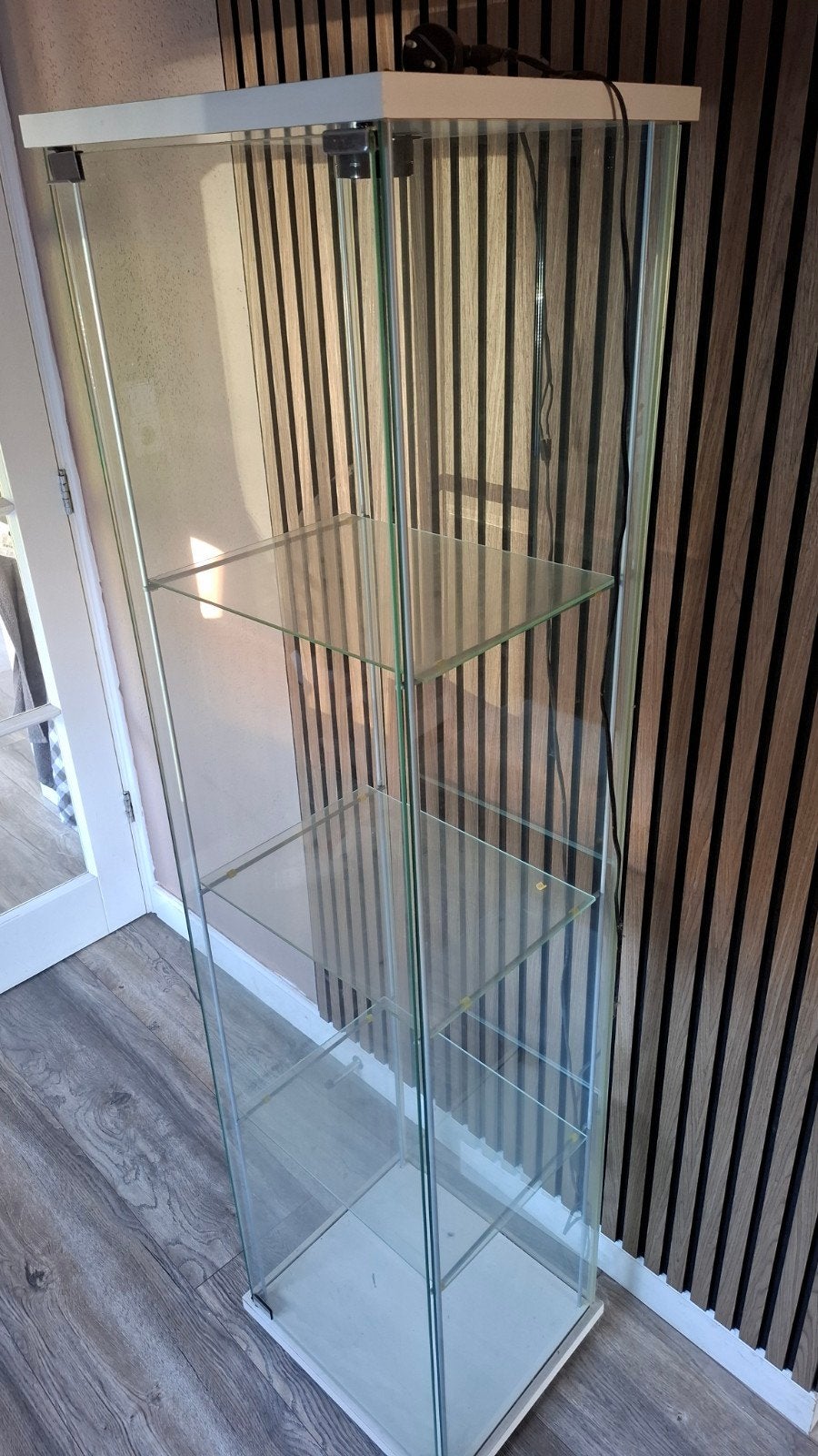 Glazen vitrinekast met planken en verlichting, Huis en Inrichting, Kasten | Vitrinekasten, Ophalen, Met plank(en), Minder dan 50 cm